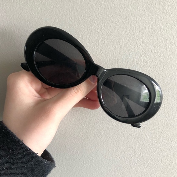 3 pairs of sunglasses - Picture 3 of 4